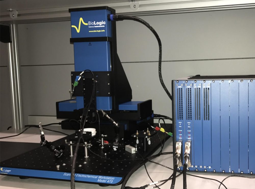 Scanning Electro-chemical microscope with in-situ analysis