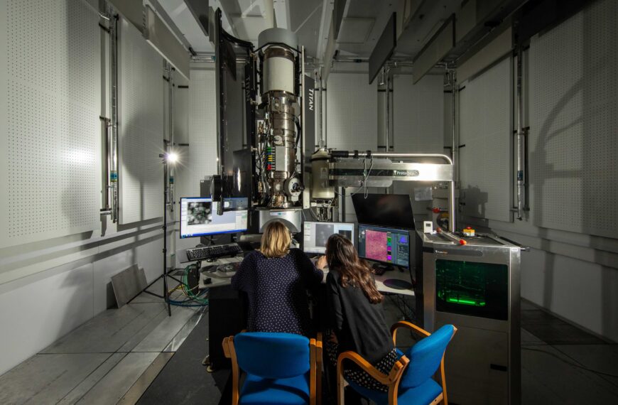 Image of an In-Situ Transmission Electron Microscope being used by two researchers at the Henry Royce Institute