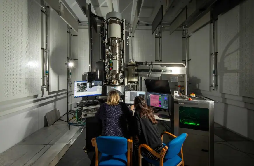 Image of an In-Situ Transmission Electron Microscope being used by two researchers at the Henry Royce Institute